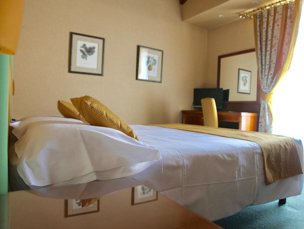 Santanna Hotel แวร์บาเนีย ภายนอก รูปภาพ